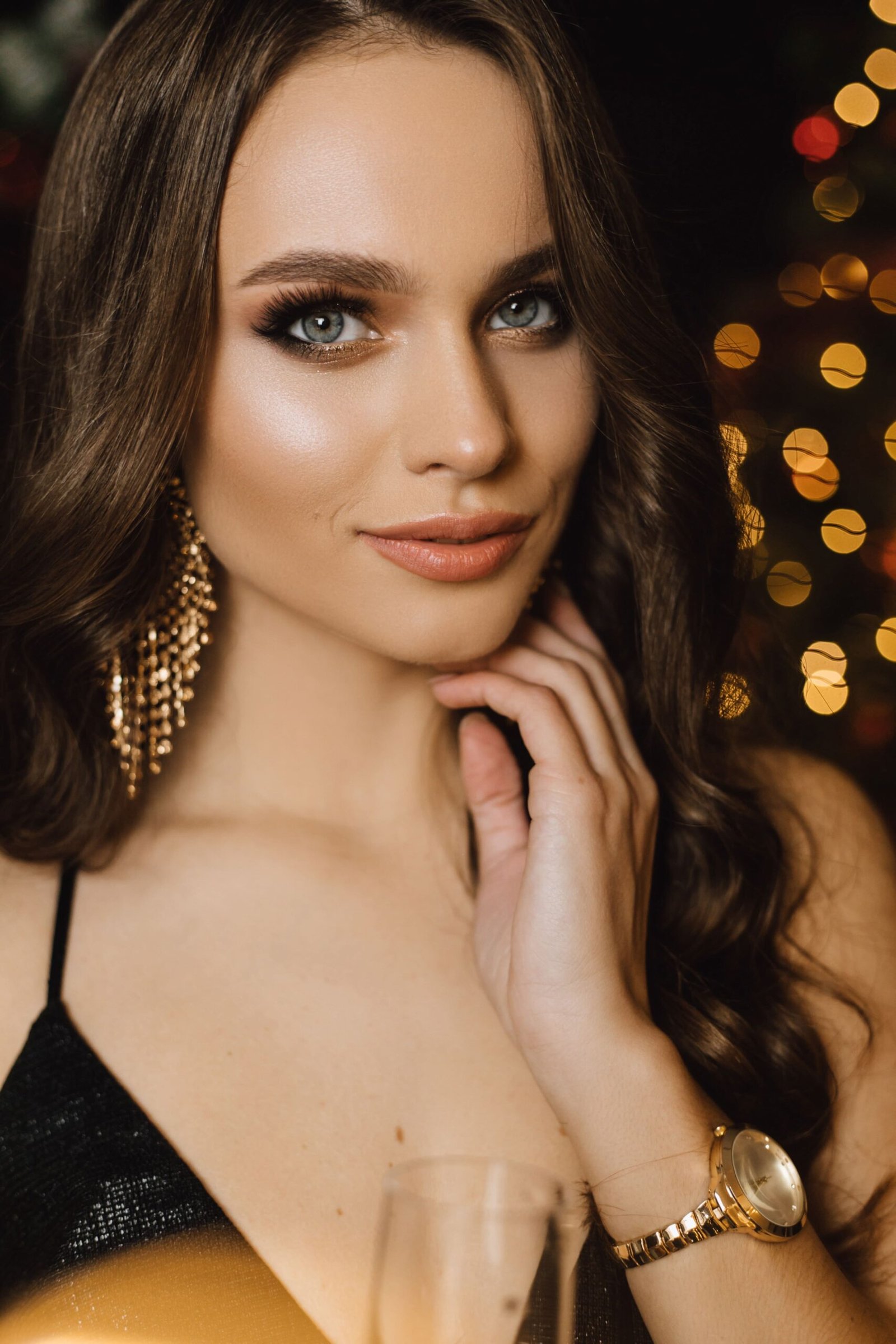 beautiful-girl-portrait-with-evening-make-up